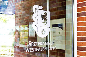 Foto des ÄKWL Logos an der Eingangstür der Ärztekammer.