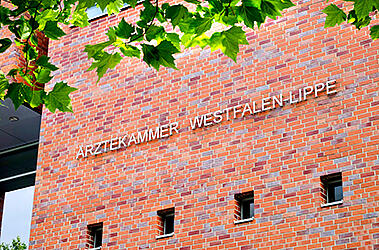 Das Bild zeigt den Ärztekammerschriftzug am Gebäude der Ärztekammer.