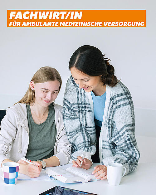 Text: Fachwirtin für ambulante medizinische Versorgung. Eine junge Frau sitz am Schreibtisch, hält einen Kugelschreiber in der Hand, vor ihr liegt ein Heft. Die zweite junge Frau steht daneben, zeigt ihr etwas mit einem Kugelschreiber in einem Buch.