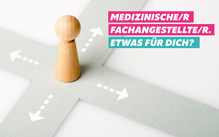 Zwei Straßen kreuzen sich, auf diesen sind vier Pfeile in vier verschiedene Richtungen gezeichnet, in der Mitte steht eine Spielfigur. Dazu der Schriftzug "Medizinische/r Fachangestellte/r. Etwas für dich?"