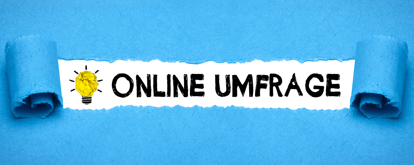 Banner mit der Aufschrift „Online Umfrage“ und einer gelben Glühbirne als Symbol.