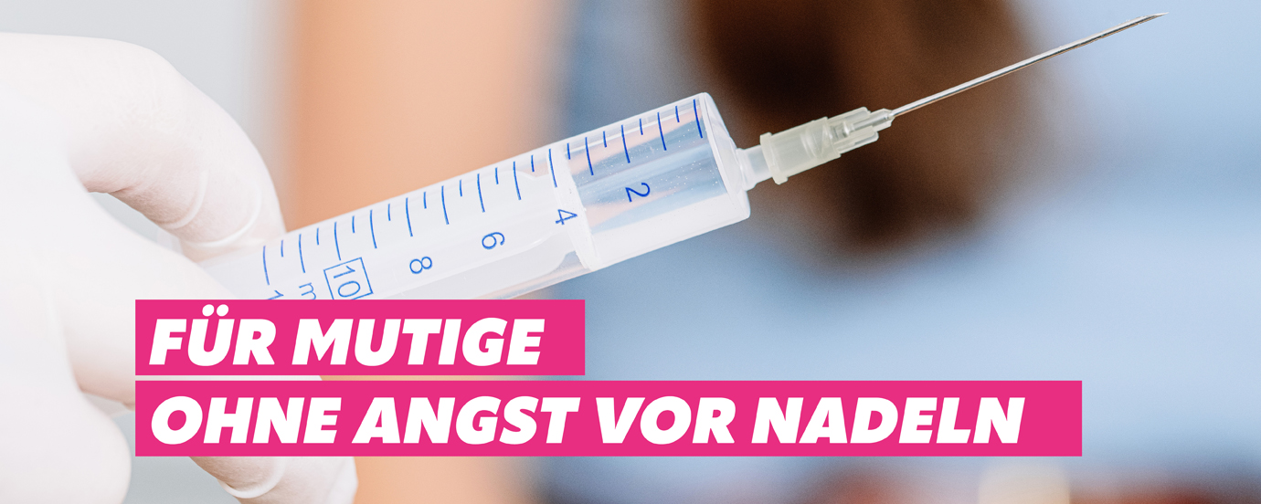  Eine Spritze und im Hintergrund eine Patientin, dazu der Schriftzug "Für Mutige ohne Angst vor Nadeln".