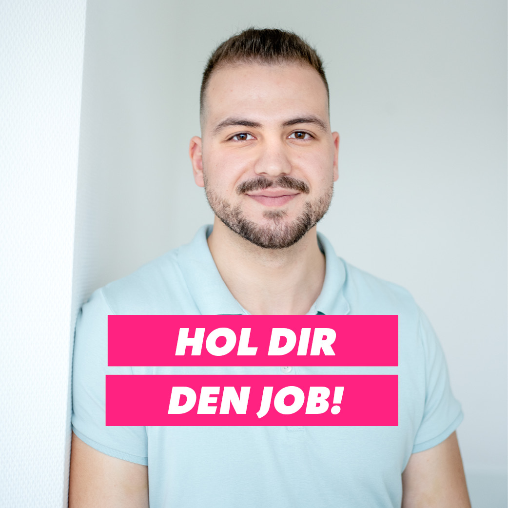 Ein junger MFA lehnt an einer Wand und blickt in die Kamera, dazu der Schriftzug "Hol dir den Job!"