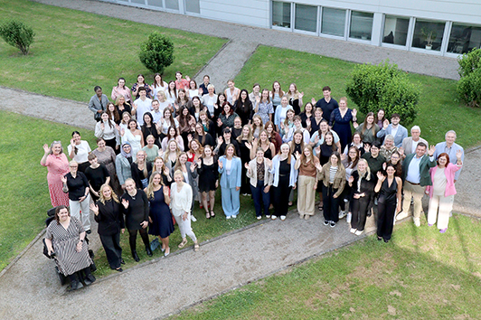 Gruppenbild der prüfungsbesten Medizinischen Fachangestellten im Garten des Ärztehauses.