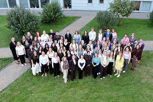 Das Gruppenbild im Garten der Ärztekammer zeigt die prüfungsbesten Medizinischen Fachangestellten aus dem Jahr 2026.