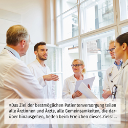 Team von drei Ärzten und zwei Ärztinnen unterhalten sich.